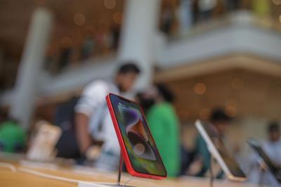 全球手機銷量連續8個季度下滑!蘋果iPhone市占創同期新高 全球手機銷量連續8個季度下滑!蘋果iPhone市占創同期新高