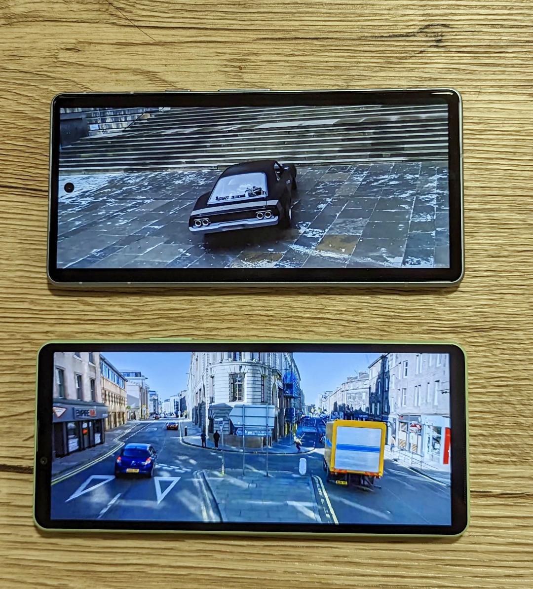 (上)Pixel 7a擁有跟旗艦Pixel 7同規格的90Hz螢幕更新率,看動作片時格外過癮。(下)Xperia 10 V的螢幕顯色與音效表現頗具旗艦級水準,加上大電量的長效 電力,讓追劇享有不斷電的樂趣。