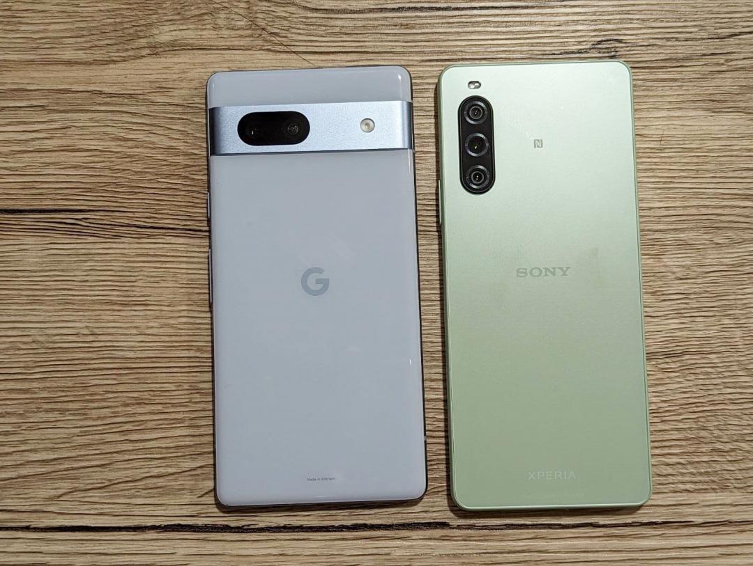 Pixel 7a(左)背蓋注入拋光亮面元素,Xperia 10 V(右)則是採霧面處理。