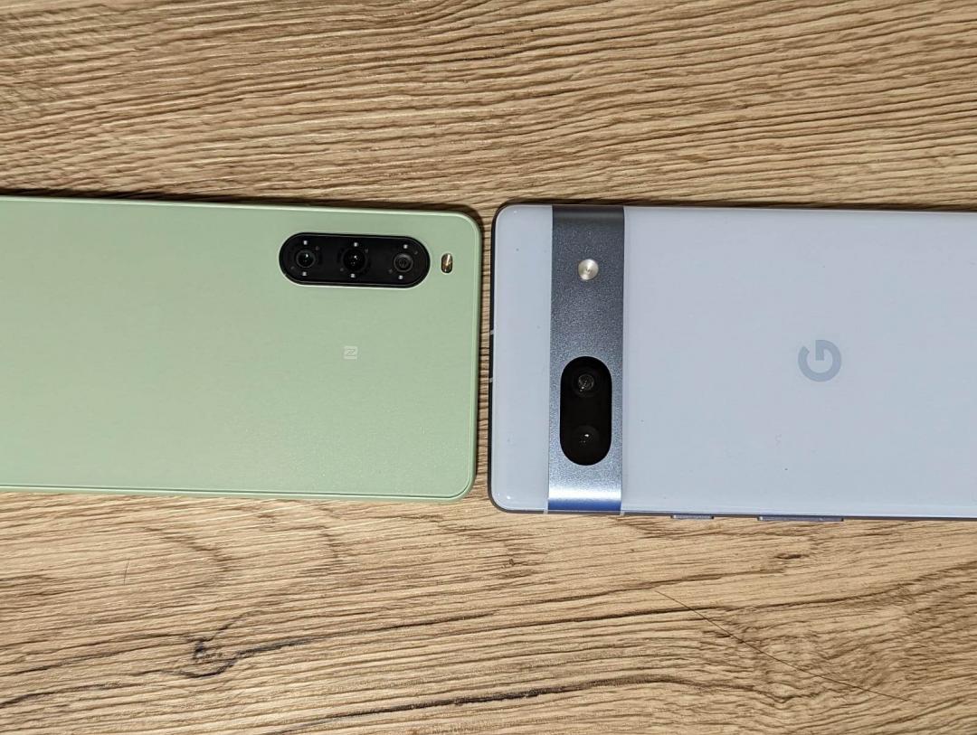Pixel 7a(左)機身略比Xperia 10(右)要來得稍寬、稍厚一些。