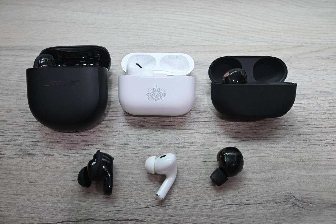 從左至右依序為 Bose Quietcomfort II、AirPods Pro 2、WF-1000XM5。（圖／記者黃肇祥攝）