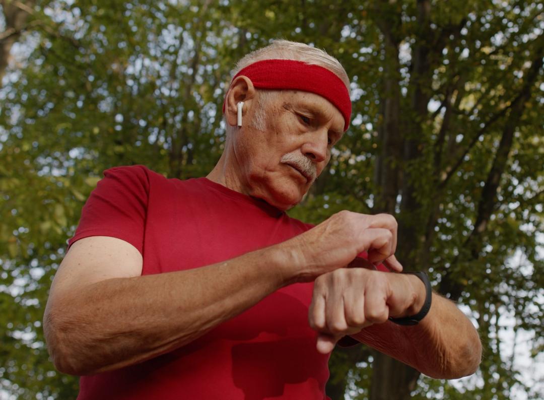 兼具健康管理功能的智慧錶,是近幾年父親節熱門禮物清單之一。(達志)