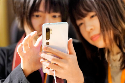 〈4G優惠資費情報〉父親節檔期掀價格戰最低157元 〈4G優惠資費情報〉父親節檔期掀價格戰最低157元