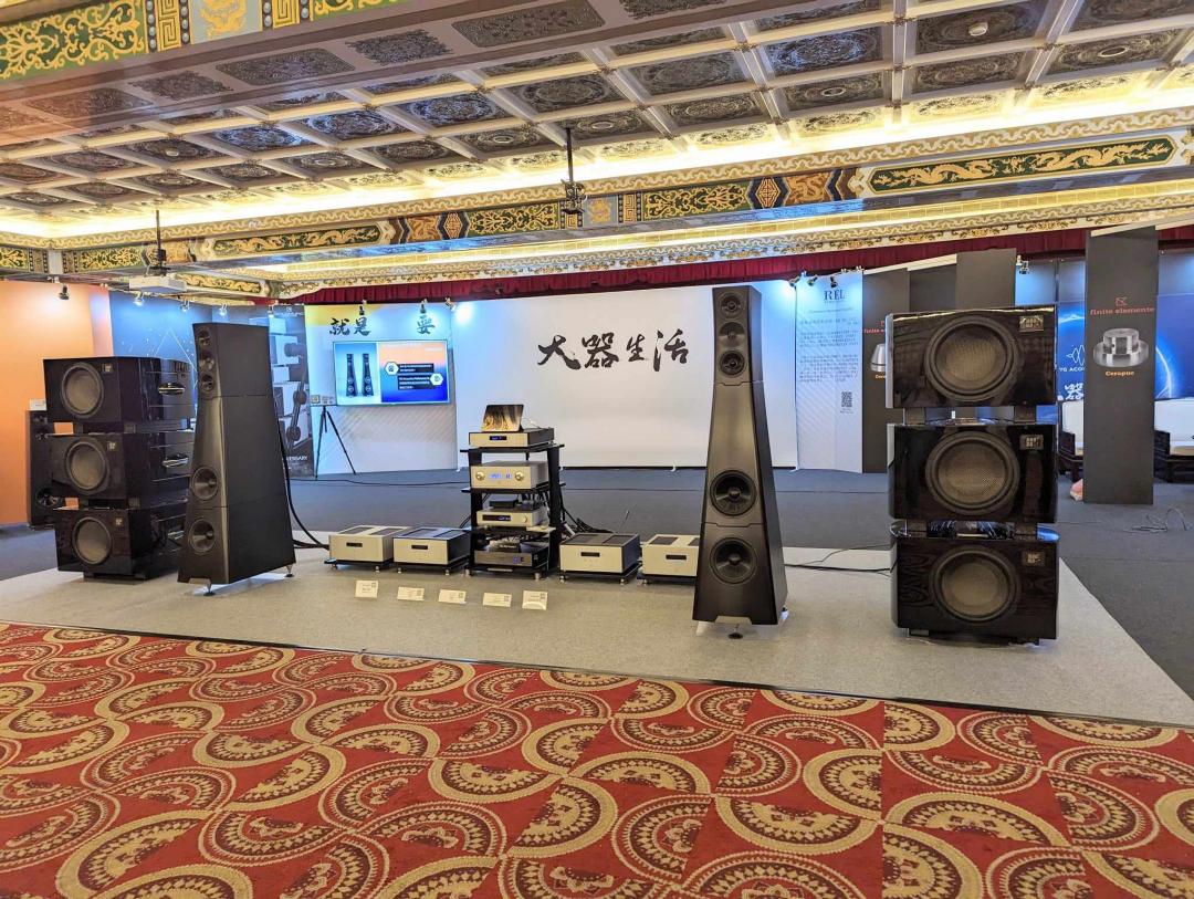 REL旗艦級「No.32」堆疊式超重低音喇叭。大器國際於圓山展房號碼為敦睦廳。（圖／記者劉惠琴攝）