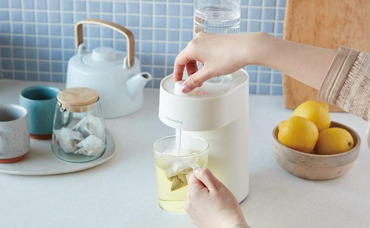 recolte Hot Water體積小巧輕量化，可使用市售1公升寶特瓶作為水箱，博客來特價2,980元。