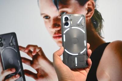 NOTHING Phone(2) 旗艦新機登台!「背蓋燈光」可以追蹤外送進度 NOTHING Phone(2) 旗艦新機登台!「背蓋燈光」可以追蹤外送進度