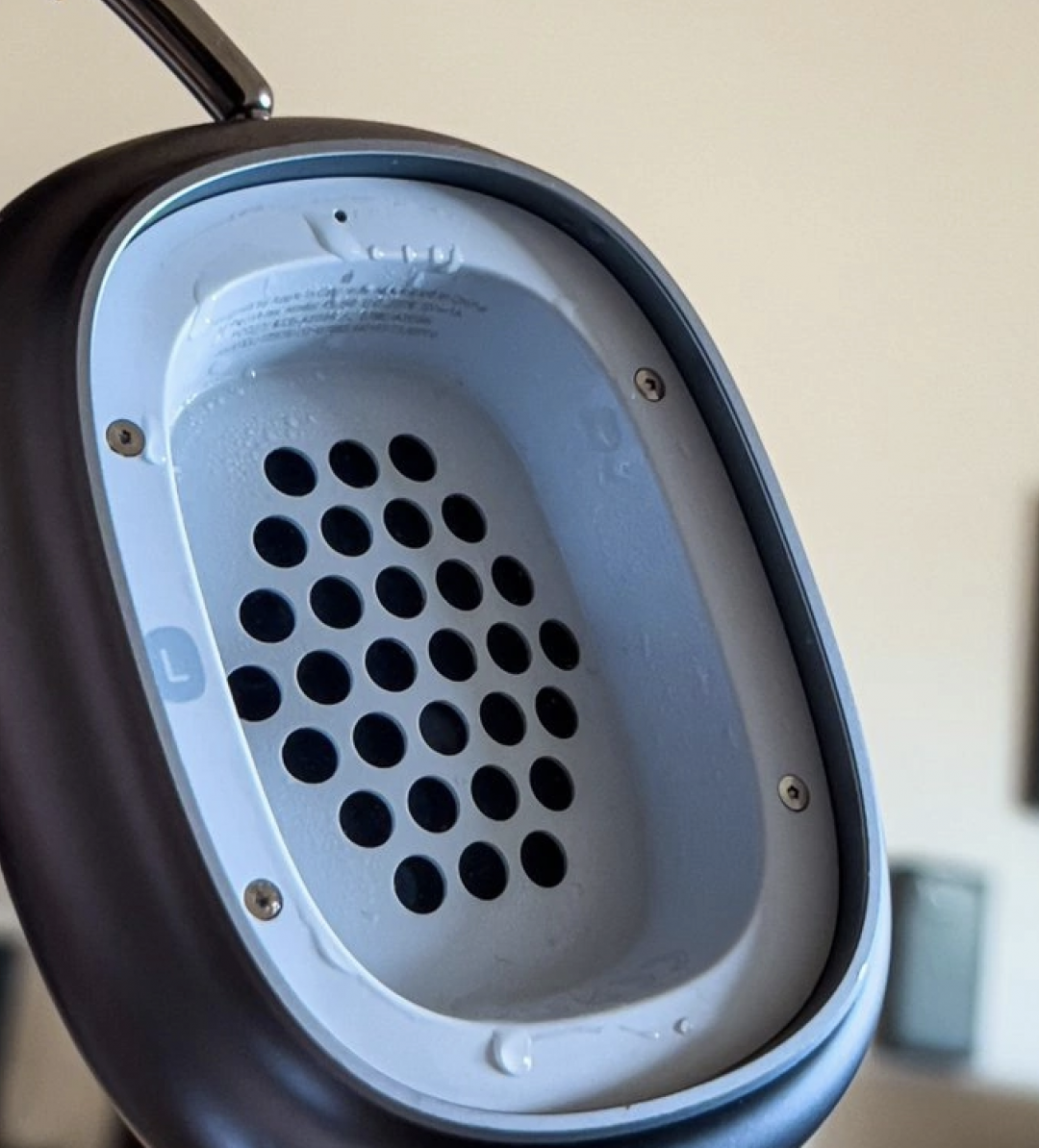 AirPods Max疑有「出水」設計瑕疵。(圖/翻攝網路)
