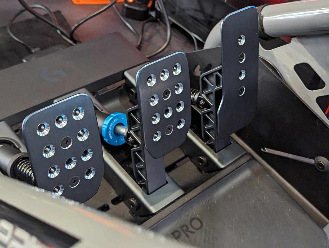 具有重量傳感器製動器設計的「Logitech G PRO專業賽車踏板」,讓玩家可體驗到實現更具逼真感的賽車性能與表現。售價14,990元。(圖/記者劉惠琴攝)