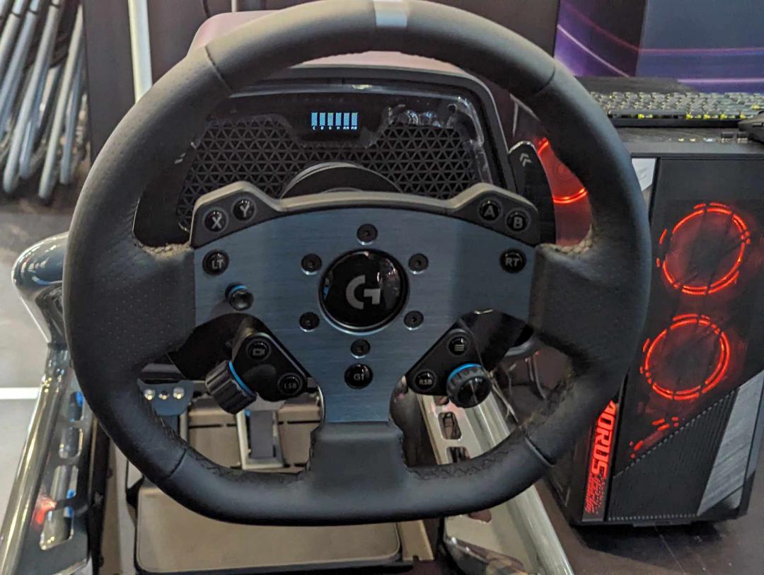 Logitech G 全新 PRO 直驅式專業賽車方向盤,售價39,990元。(圖/記者劉惠琴攝)