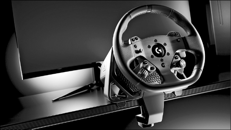 具備磁性換檔撥片設計的PRO專業賽車方向盤，擁有逼真的機械感。售價39,990元。