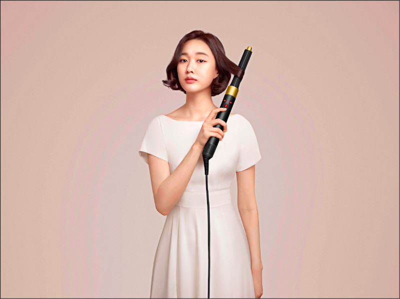 Dyson美髮家電推出全新「岩黑金色」版本。Airwrap多功能造型器長型髮捲版HS05岩黑金色,內附6款配件,售價17,600元。