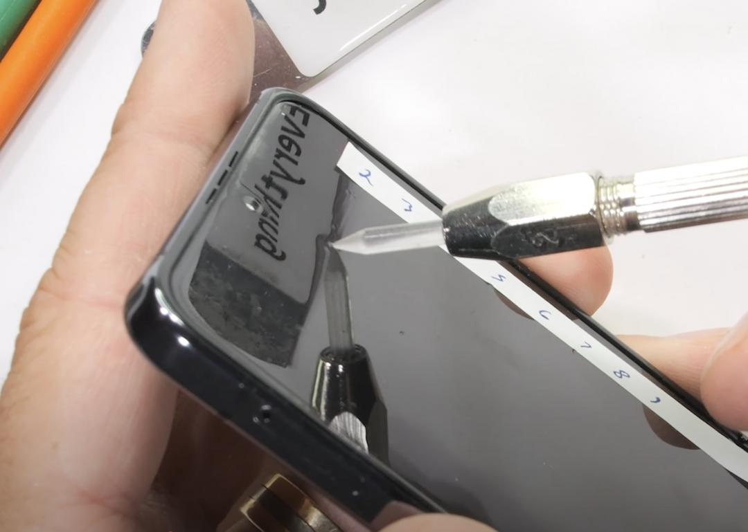 內螢幕因為是柔性螢幕，無法抵抗太大的外力破壞。（圖／翻攝YT）