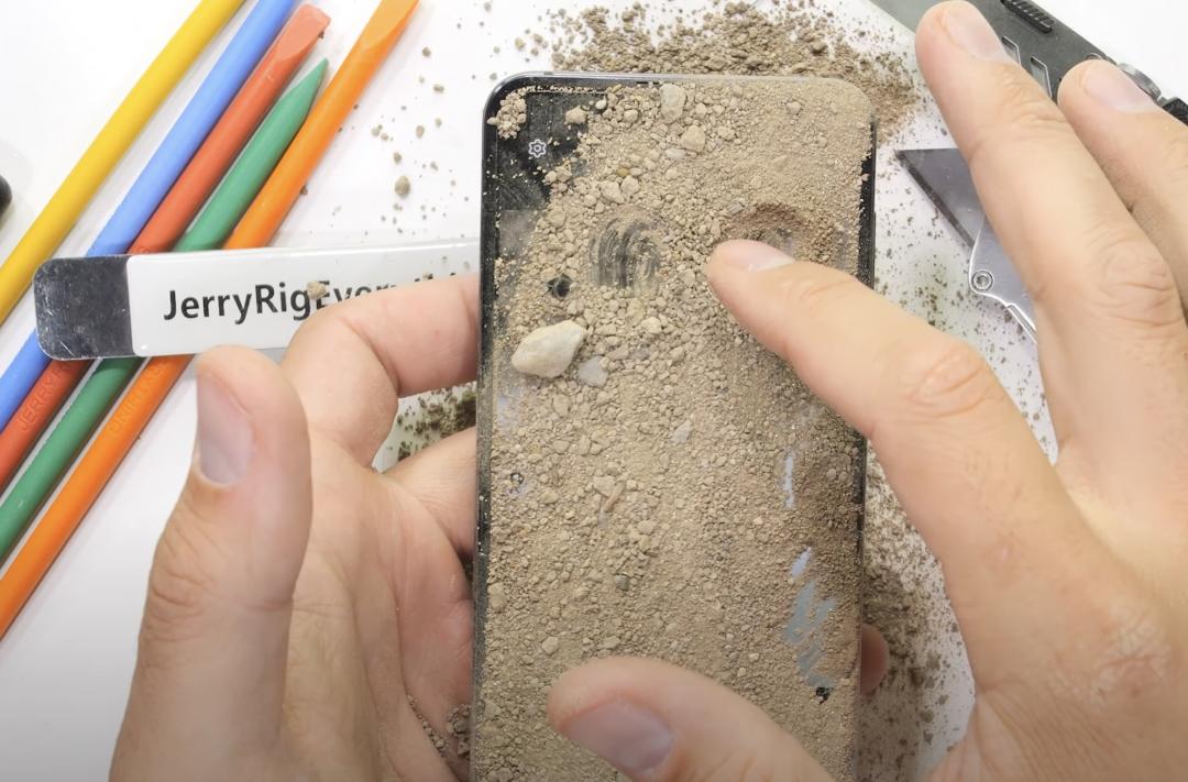 雖然沒有訴求防塵功能，但在沙子測試中安全過關。（圖／翻攝YT）