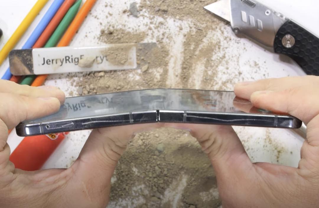 在最難的反向用力扳彎測試中，展現高耐用度。（圖／翻攝YT）