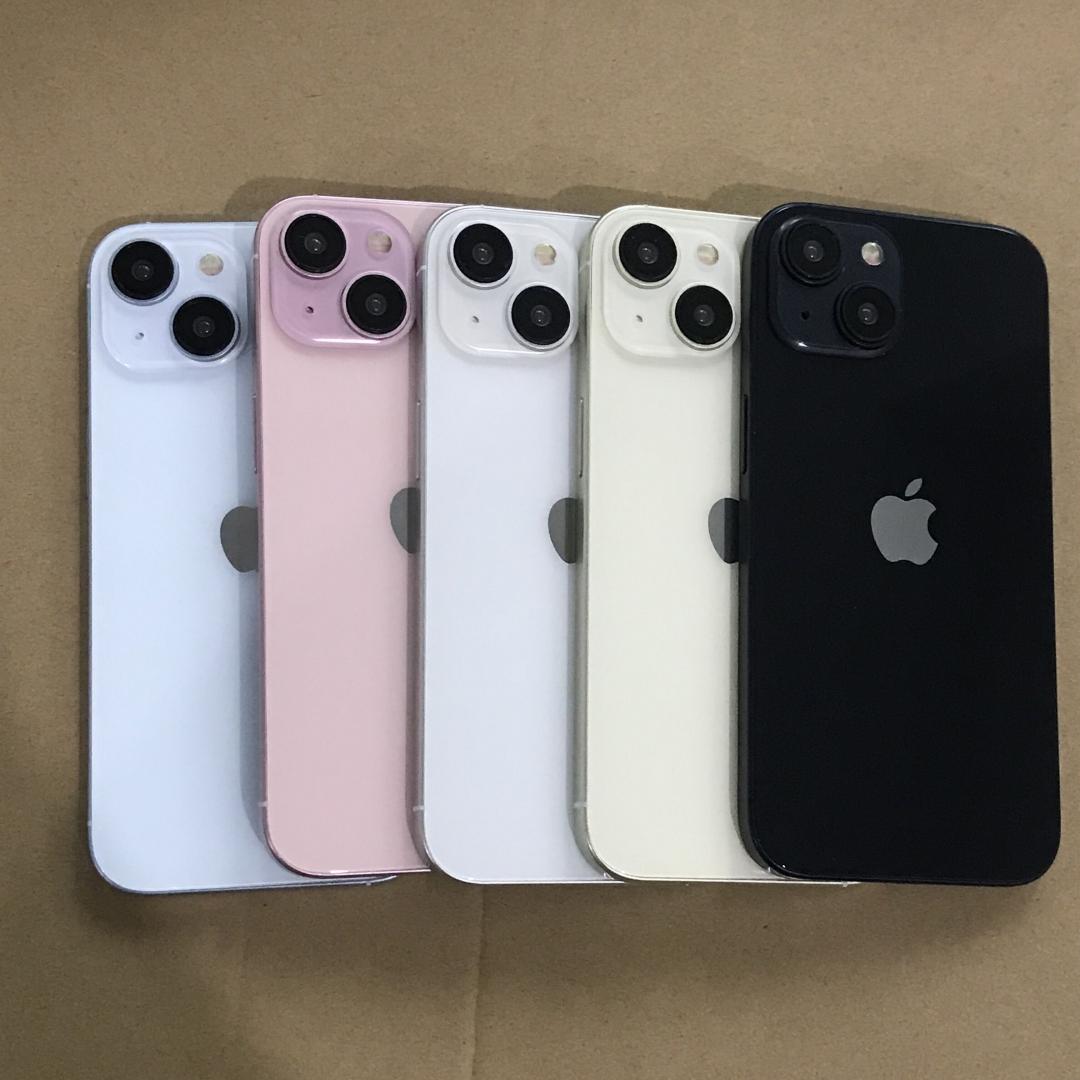 iPhone 15、iPhone 15 Plus的5色模型機。(圖/翻攝YT)