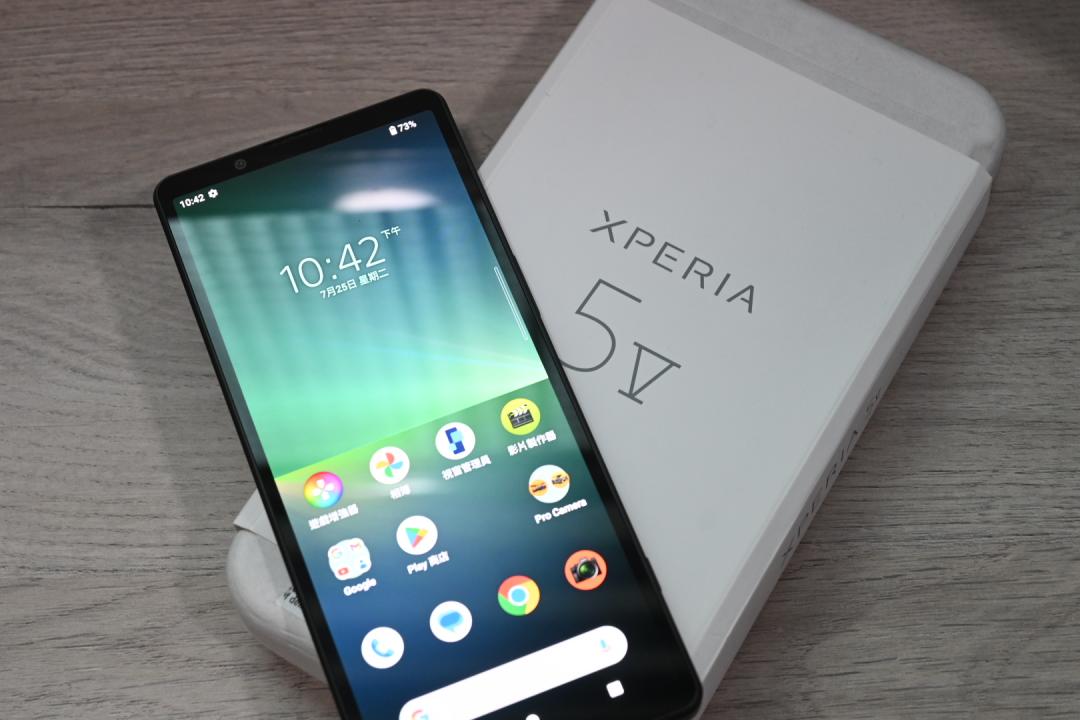 Xperia 5 V 採用竹、再造紙及甘蔗纖維打造的環保材質,盒裝內只有手機一台,沒有充電器、充電線。