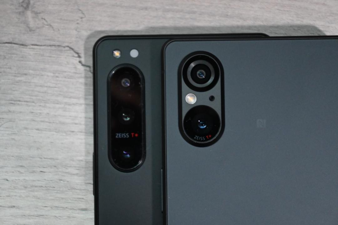 左為 Xperia 5 IV,右是 Xperia 5 V。