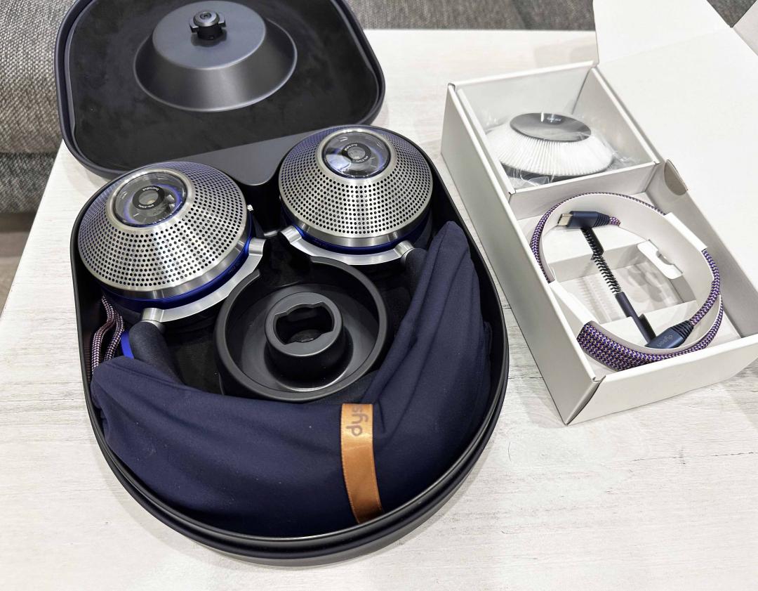 Dyson Zone一般版，收納盒裝除了耳機主體，還包含1對濾網、面罩套、USB-C充電線、面罩清潔刷。(圖／記者吳佩樺攝)