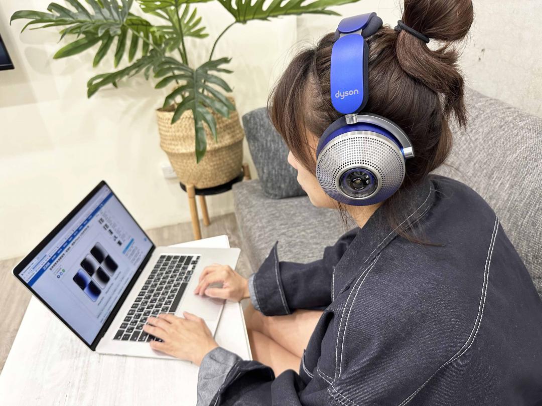 Dyson Zone主打頂級耳機兼隨身空氣清淨機。(圖／記者吳佩樺攝)