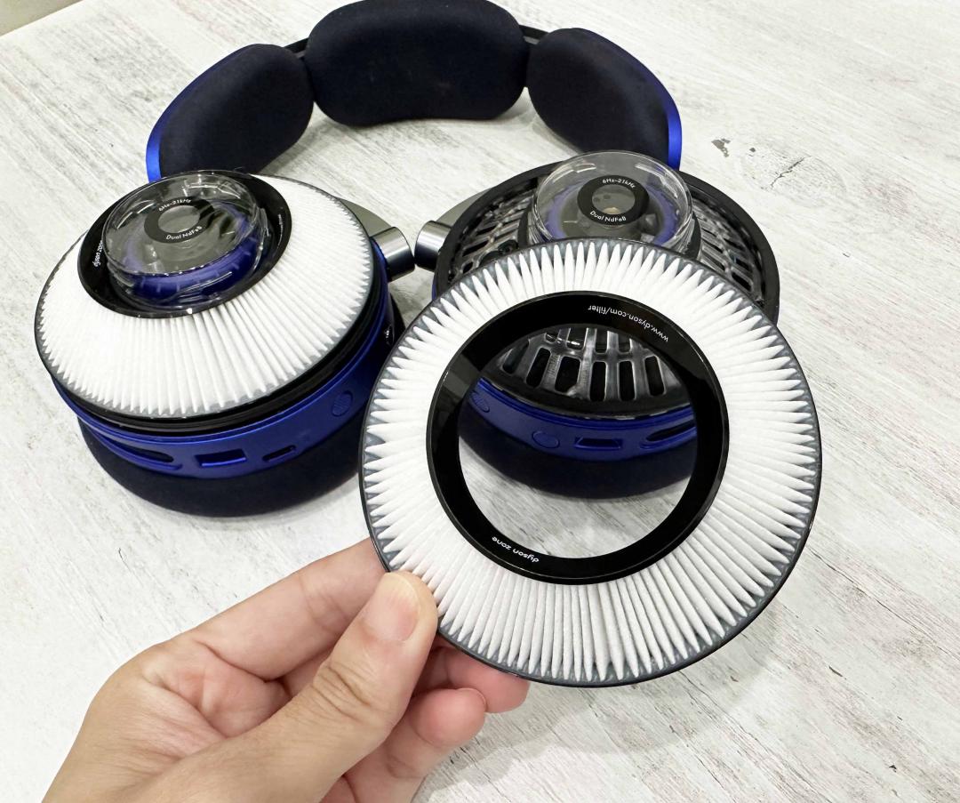 耳罩內置雙重濾網，包含靜電式及富鉀炭濾網。(圖／記者吳佩樺攝)