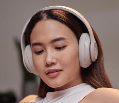 蘋果全新「無線頭戴耳機」台灣開賣!價格比AirPods Max親民很多 蘋果全新「無線頭戴耳機」台灣開賣!價格比AirPods Max親民很多