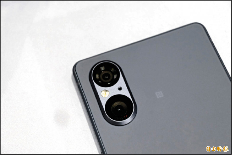 Xperia 5 V背面採用新的設計語彙,背蓋顏色一路延伸至鏡頭模組,不再是全黑一片。(記者黃肇祥攝)