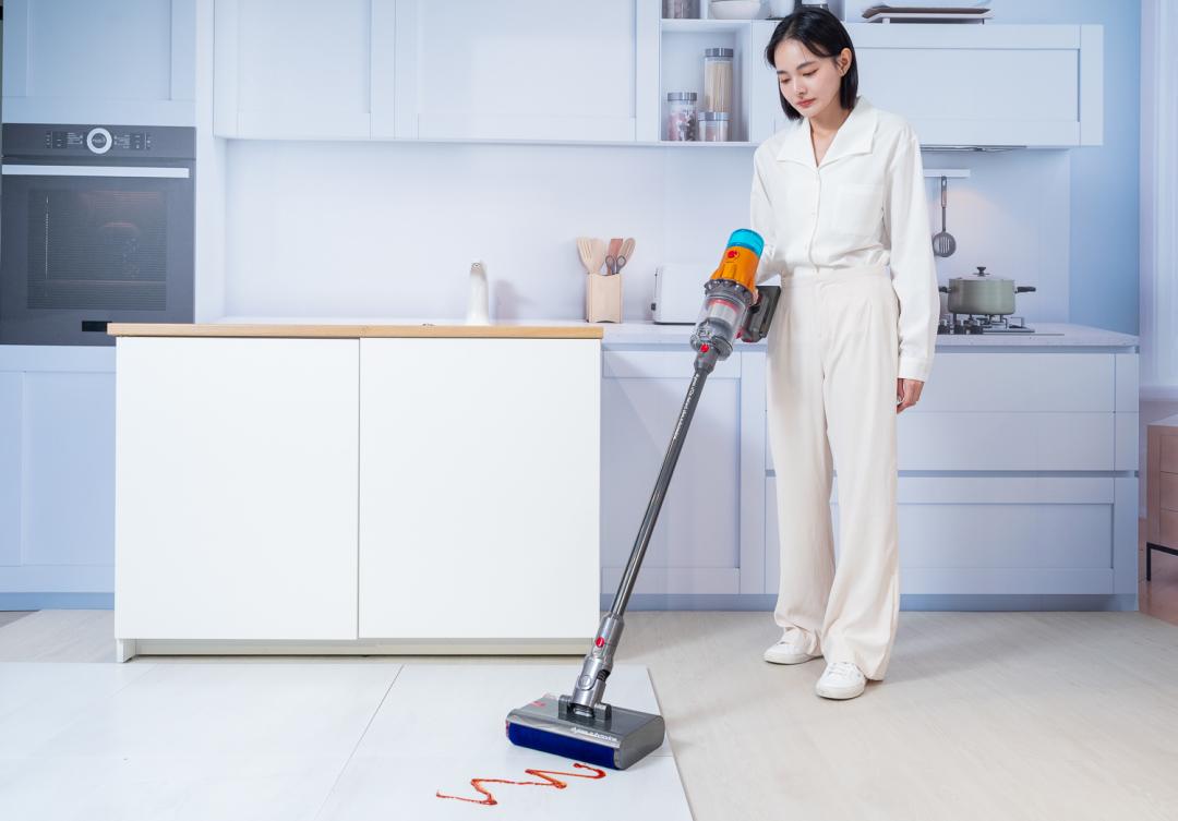直立式的無線吸塵器吹起濕拖兩用風潮,圖為Dyson V12s Detect Slim Submarine。