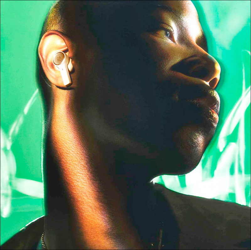 Bang & Olufsen Beoplay EX Earbuds，售價13,990元。