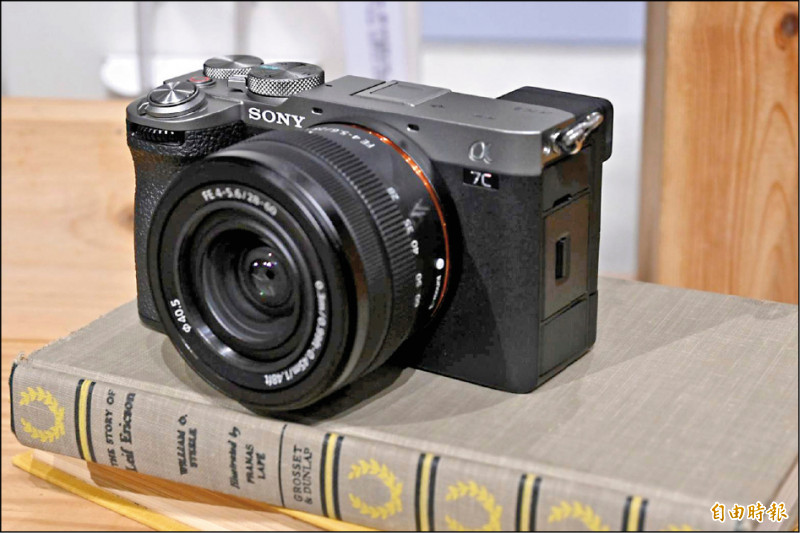 相比第一代α7C，兩款新機均加入兩組自訂按鈕、前轉盤及S&Q轉盤提升操控性。（記者黃肇祥攝）