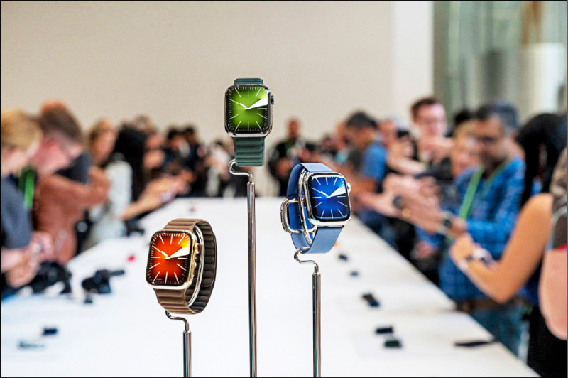 新一代Apple Watch Series 9配備2,000尼特的螢幕亮度,是前代Series 8的兩倍。提供鋁合金與不鏽鋼機殼,售價13,500元起。(彭博)