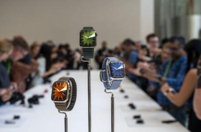 Apple Watch雙錶齊發 手指互點接通電話 Apple Watch雙錶齊發 手指互點接通電話