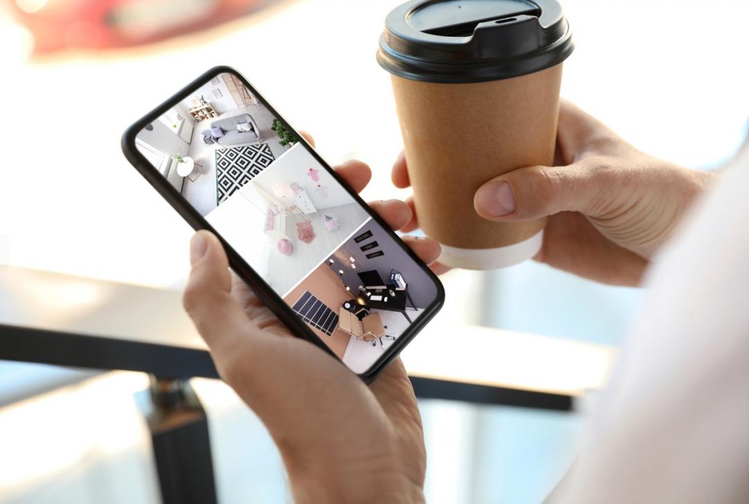 透過網路攝影機，即使出門在外，也能隨時查看家中狀況。（達志）
