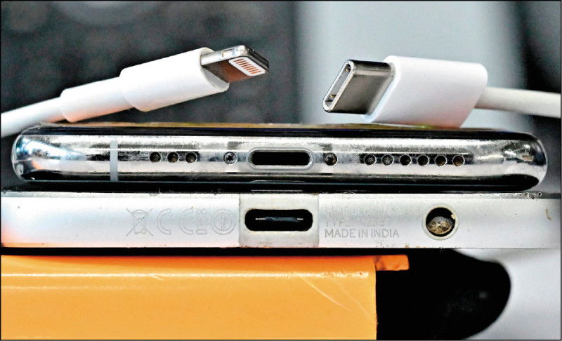 Lightning（左）是蘋果的專屬規格，2012年首度問世；USB-C（右）則是目前電子產品最主流的標準。（法新社）