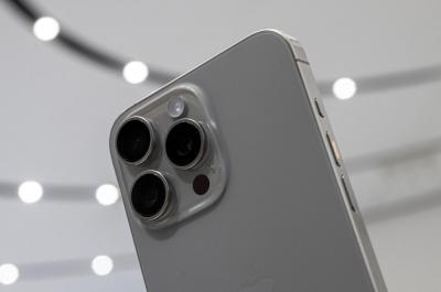 鈦金屬沒那麼完美?外媒曬iPhone 15 Pro實機照「指紋滿滿」 鈦金屬沒那麼完美?外媒曬iPhone 15 Pro實機照「指紋滿滿」
