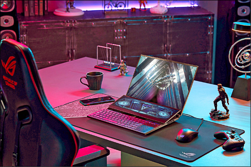 ROG Zephyrus Duo 16在鍵盤前方配有14.1吋、4K解析度的第二螢幕,擁有比普通筆電更大的螢幕空間。