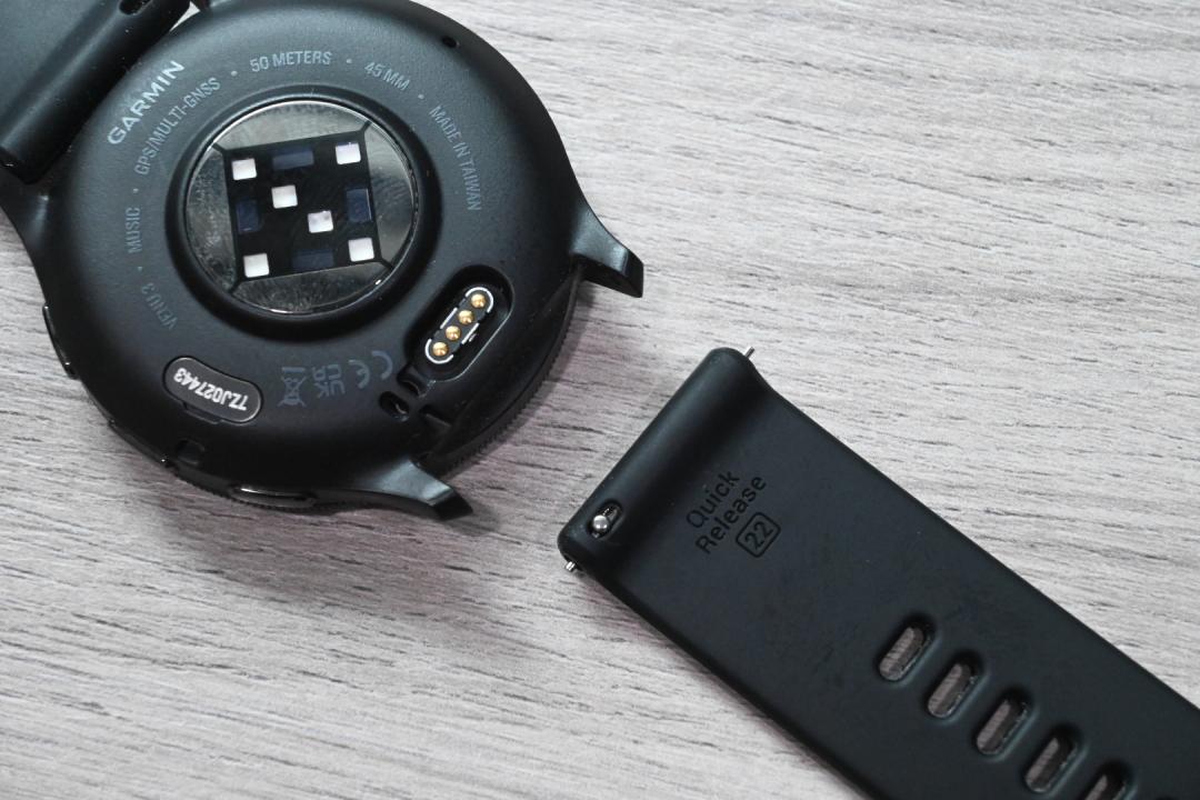 Venu 3 的快拆錶帶為 22mm，並採用專有規格的有線充電。（圖／記者黃肇祥攝）
