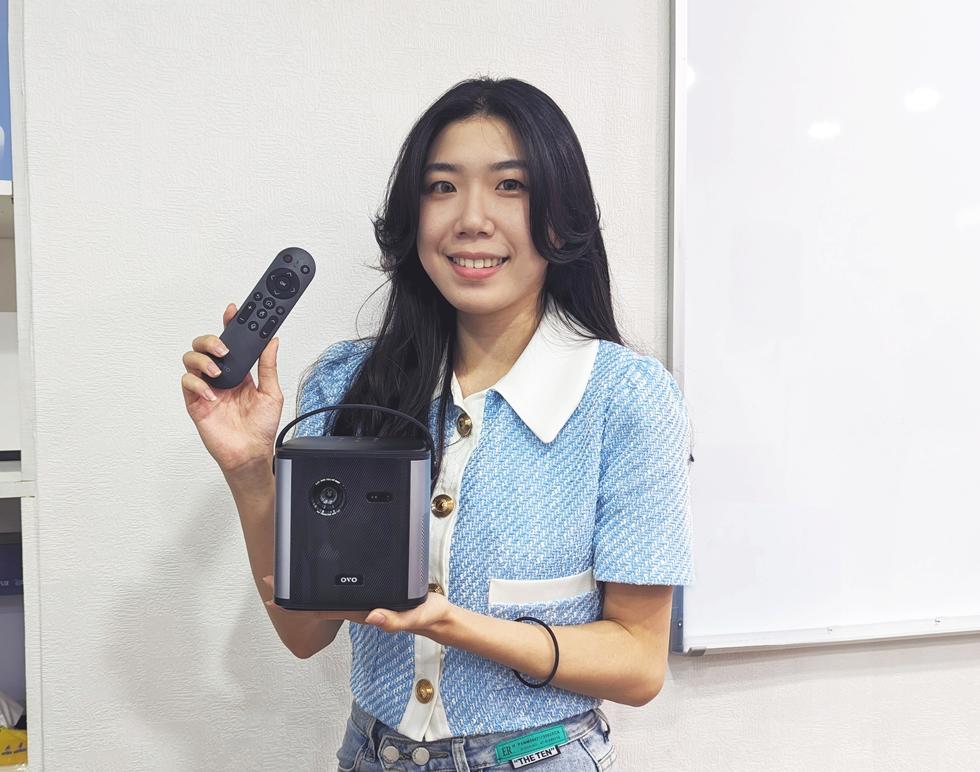OVO 真無線1080P投影機「電影大師U8」,體積僅手掌般大小。(圖/OVO)