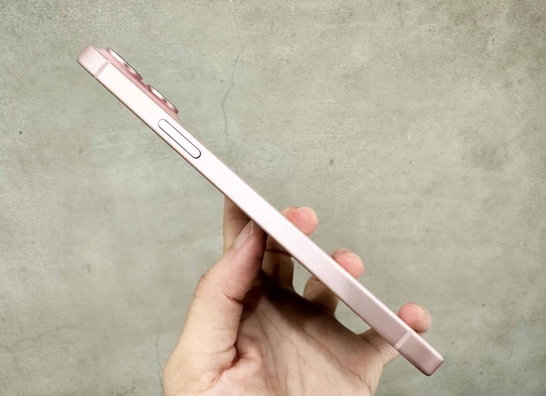 機身邊緣比起前代圓潤，手感提升。（圖／記者吳佩樺）