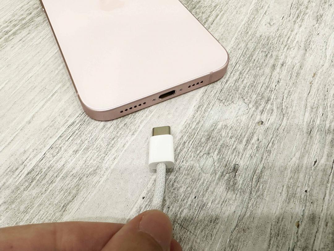 採用USB-C接孔。（圖／記者吳佩樺）