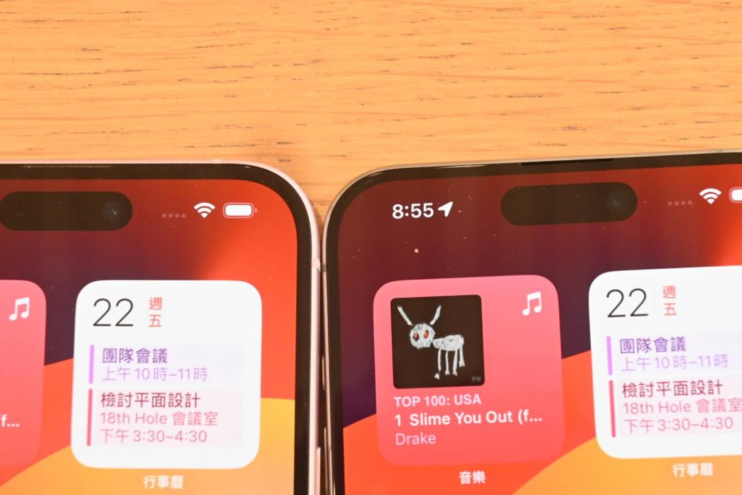 左為 iPhone 15，右為 iPhone 15 Pro，邊框差異非常小。（圖／記者黃肇祥攝）