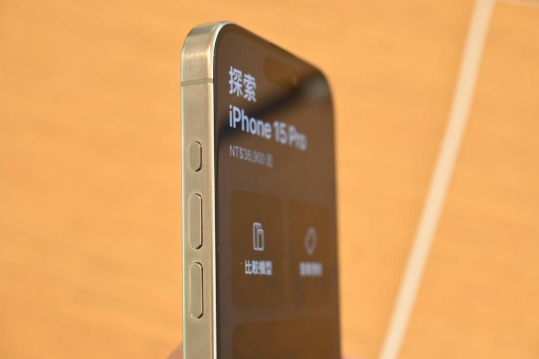 iPhone 15 Pro原色鈦金屬邊框（圖／記者黃肇祥攝）