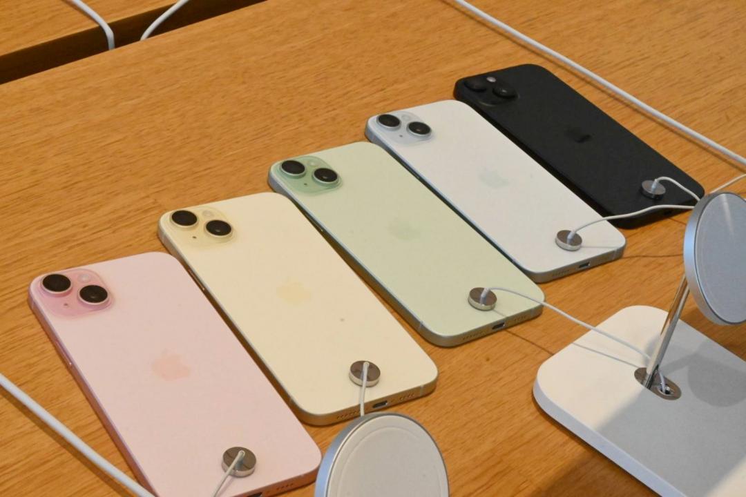 iPhone 15 全顏色，從左至右依序為粉紅、黃、綠、藍、黑（圖／記者黃肇祥攝）
