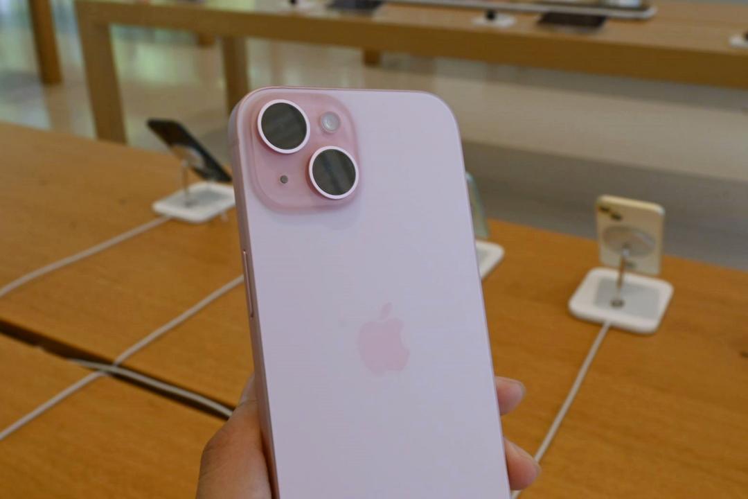 iPhone 15 全新的粉紅色。（圖／記者黃肇祥攝）