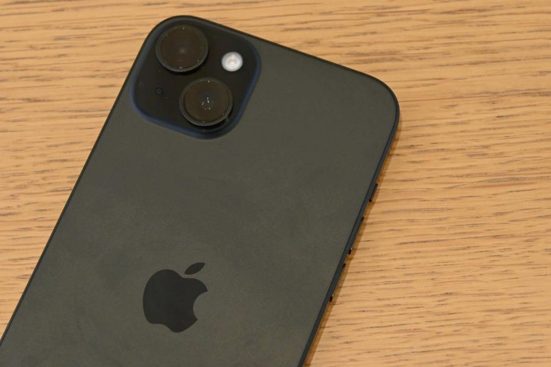 iPhone 15 的黑色款。（圖／記者黃肇祥攝）