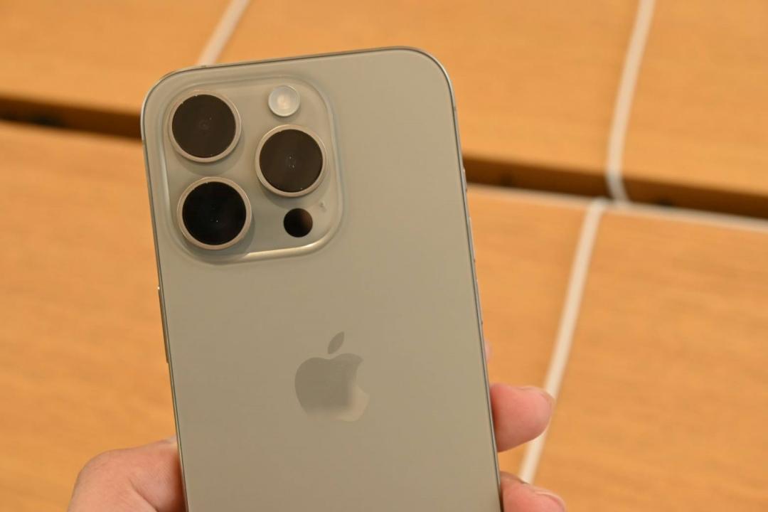 iPhone 15 綠色。（圖／記者黃肇祥攝）