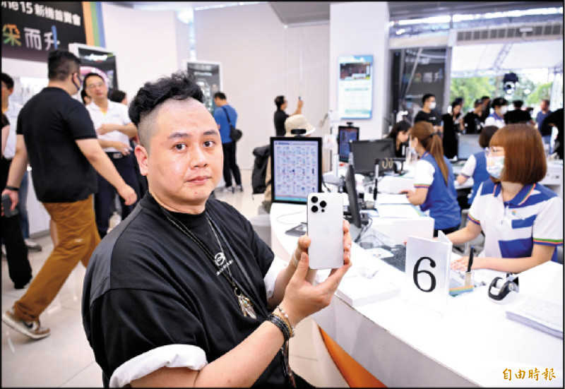 中華電信頭香許先生花10天排隊入手iPhone 15。
(記者方賓照攝)