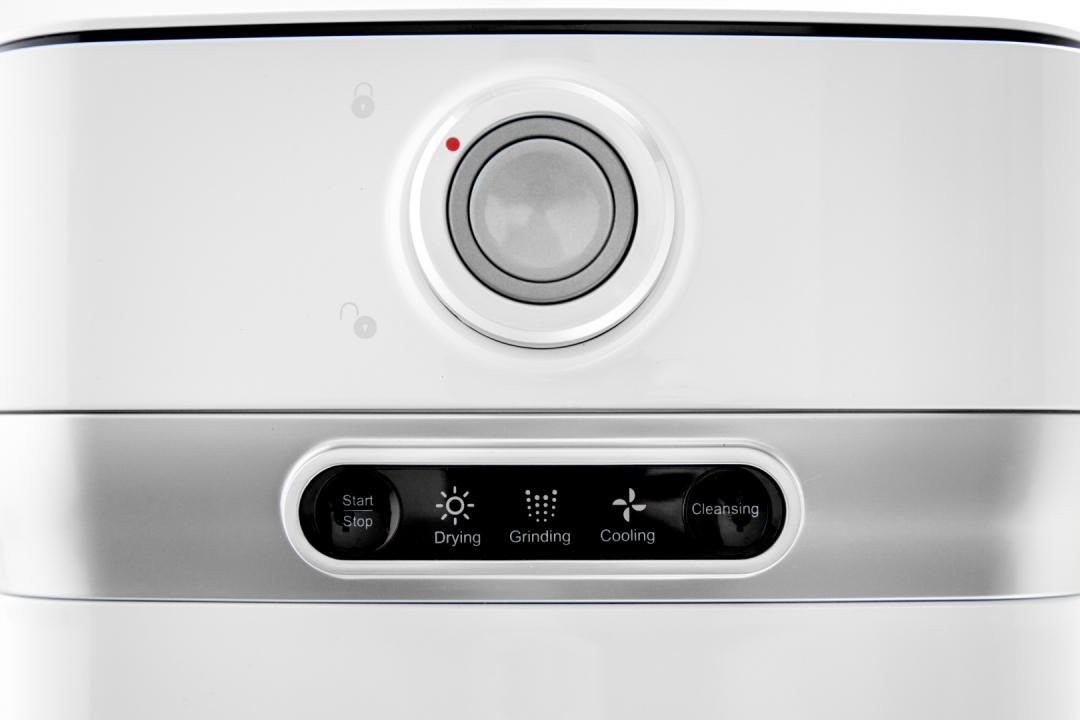 SmartCara 極智美型廚餘機,提供智慧語音告知使用狀態與異常判斷,並設置兩段式旋鈕安全鎖,避免誤觸受傷的風險。(圖/恆隆行)