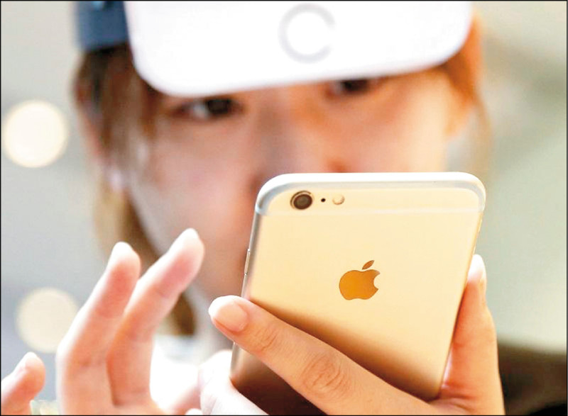 手機若收到可疑簡訊，最好避免點擊超連結，建議直接與官方聯繫、確認。
（路透）