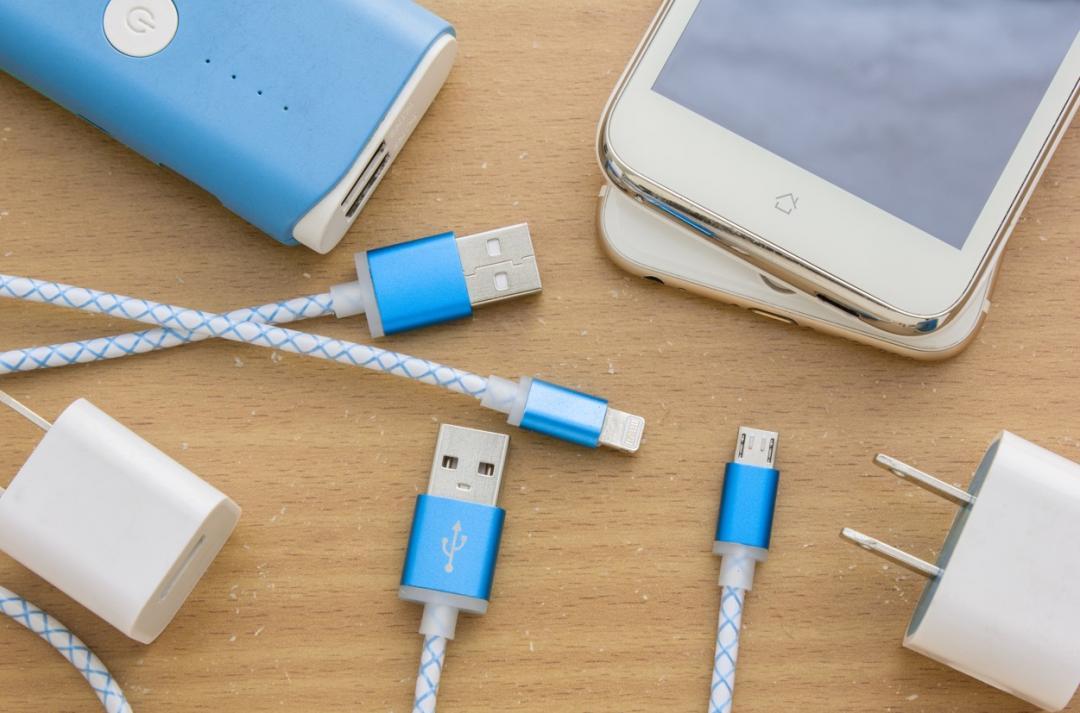 充電頭、連接線最好以原廠為優先，或是知名的第三方配件廠，安全性較佳。（達志）