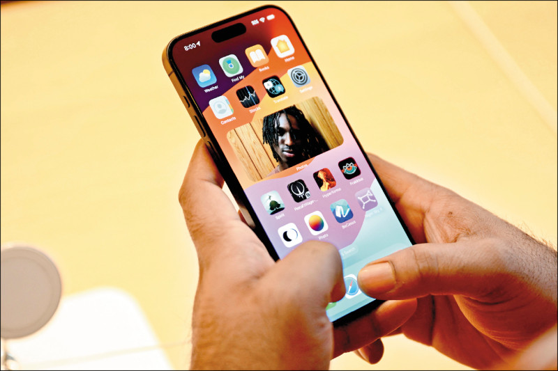 蘋果稱iPhone 15 Pro是最佳遊戲手機,更有與掌機競爭的意味。(法新社)